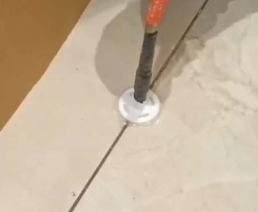 沾益瓷砖空鼓维修公司专业解答瓷砖在铺贴过程中，如果没有涂抹均匀到位的粘结材料（如水泥砂浆或瓷砖胶），可能会导致以下问题