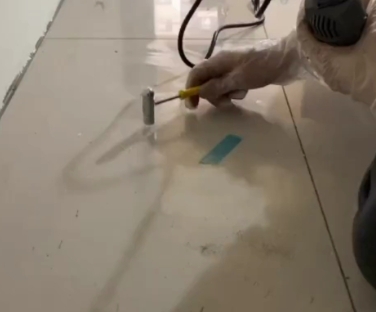 沾益瓷砖开裂维修公司专业分享瓷砖在铺贴前如果没有沥干水分，将会导致以下问题